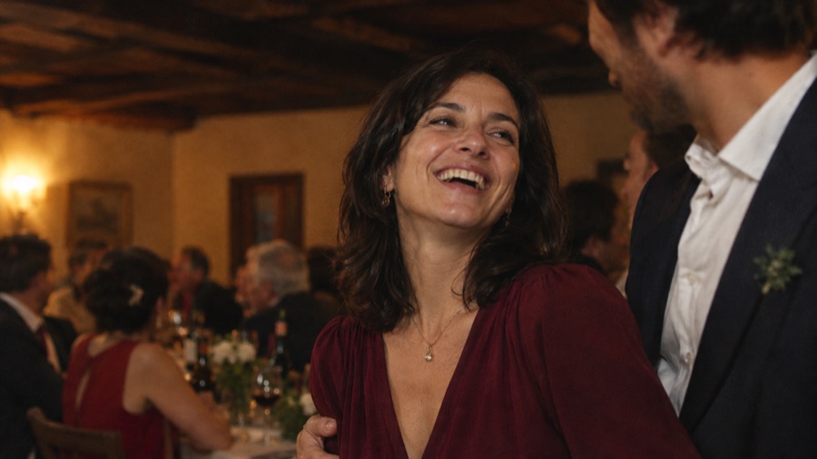 Al matrimonio ride, e lui la tiene per la vita